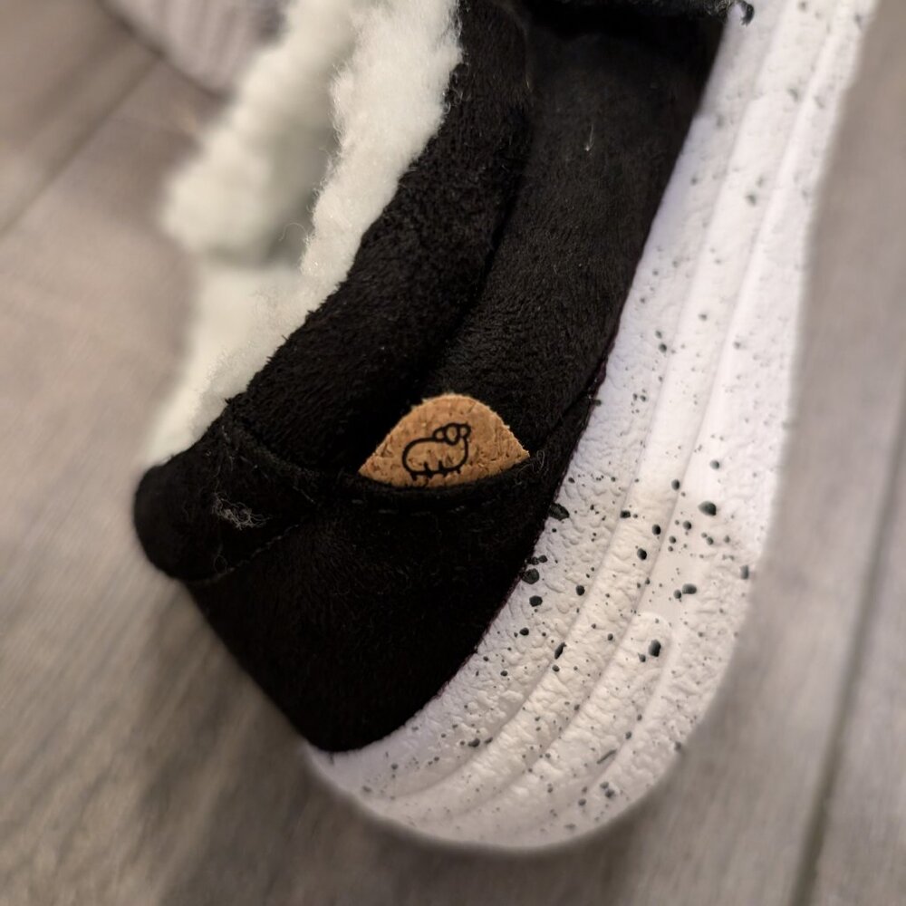 New Kids Lamo Slippers - Picture 5 of 6